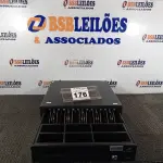 LOTE 176 - 01 CAIXA REGISTRADORA PARA DINHEIRO MANUAL. (NO ESTADO) ATENÇÃO! FAZER A VISITAÇÃO ANTES DE ARREMATAR, NÃO SABEMOS SE FUNCIONA. LEILÃO NÃO TEM GARANTIA E NEM DEVOLUÇÃO, SUJEITO A POSSÍVEIS AVARIAS VISÍVEIS/OCULTAS E/OU AUSÊNCIA DE COMPONENTES.