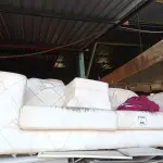 LOTE 490 - 02 SOFÁS. (NO ESTADO) ATENÇÃO! FAZER A VISITAÇÃO ANTES DE ARREMATAR, NÃO SABEMOS SE FUNCIONA. LEILÃO NÃO TEM GARANTIA E NEM DEVOLUÇÃO, SUJEITO A POSSÍVEIS AVARIAS VISÍVEIS/OCULTAS E/OU AUSÊNCIA DE COMPONENTES.