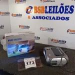 LOTE 173 - 01 PROJETOR HOME-THEATER COM BLUETOOTH E WIFI USB. (LIGANDO) (NO ESTADO) ATENÇÃO! FAZER A VISITAÇÃO ANTES DE ARREMATAR, NÃO SABEMOS SE FUNCIONA. LEILÃO NÃO TEM GARANTIA E NEM DEVOLUÇÃO, SUJEITO A POSSÍVEIS AVARIAS VISÍVEIS/OCULTAS E/OU AUSÊNCIA DE COMPONENTES.