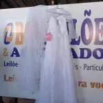 LOTE 434 - 01 VESTIDO DE NOIVA. (NO ESTADO) ATENÇÃO! FAZER A VISITAÇÃO ANTES DE ARREMATAR, NÃO SABEMOS SE FUNCIONA. LEILÃO NÃO TEM GARANTIA E NEM DEVOLUÇÃO, SUJEITO A POSSÍVEIS AVARIAS VISÍVEIS/OCULTAS E/OU AUSÊNCIA DE COMPONENTES.