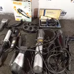 LOTE 469 - 01 LOTE COM 02 SECADORES DE CABELO, 01 ESCOVA ROTATIVA, 01 BARBEADOR ANTIGO, 01 BABYLISS, 01 CHAPINHA E DIVERSAS MÁQUINAS DE CORTAR CABELO. (NO ESTADO) ATENÇÃO! FAZER A VISITAÇÃO ANTES DE ARREMATAR, NÃO SABEMOS SE FUNCIONA. LEILÃO NÃO TEM GARANTIA E NEM DEVOLUÇÃO, SUJEITO A POSSÍVEIS AVARIAS VISÍVEIS/OCULTAS E/OU AUSÊNCIA DE COMPONENTES.