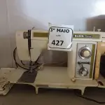 LOTE 427 - 01 MÁQUINA DE COSTURA SINGER. (NO ESTADO) ATENÇÃO! FAZER A VISITAÇÃO ANTES DE ARREMATAR, NÃO SABEMOS SE FUNCIONA. LEILÃO NÃO TEM GARANTIA E NEM DEVOLUÇÃO, SUJEITO A POSSÍVEIS AVARIAS VISÍVEIS/OCULTAS E/OU AUSÊNCIA DE COMPONENTES.