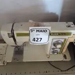 LOTE 427 - 01 MÁQUINA DE COSTURA SINGER. (NO ESTADO) ATENÇÃO! FAZER A VISITAÇÃO ANTES DE ARREMATAR, NÃO SABEMOS SE FUNCIONA. LEILÃO NÃO TEM GARANTIA E NEM DEVOLUÇÃO, SUJEITO A POSSÍVEIS AVARIAS VISÍVEIS/OCULTAS E/OU AUSÊNCIA DE COMPONENTES.