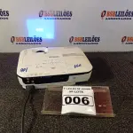 LOTE 006 - 01 PROJETOR MARCA EPSON H428A.(LIGANDO) (NO ESTADO) ATENÇÃO! FAZER A VISITAÇÃO ANTES DE ARREMATAR, NÃO SABEMOS SE FUNCIONA. LEILÃO NÃO TEM GARANTIA E NEM DEVOLUÇÃO, SUJEITO A POSSÍVEIS AVARIAS VISÍVEIS/OCULTAS E/OU AUSÊNCIA DE COMPONENTES.