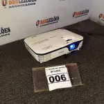 LOTE 006 - 01 PROJETOR MARCA EPSON H428A.(LIGANDO) (NO ESTADO) ATENÇÃO! FAZER A VISITAÇÃO ANTES DE ARREMATAR, NÃO SABEMOS SE FUNCIONA. LEILÃO NÃO TEM GARANTIA E NEM DEVOLUÇÃO, SUJEITO A POSSÍVEIS AVARIAS VISÍVEIS/OCULTAS E/OU AUSÊNCIA DE COMPONENTES.