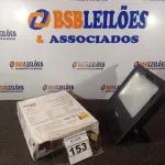 LOTE 153 - 01 REFLETOR TR LED 100 6.800 LUMENS LUZ QUENTE 3000K AUTOVOLT MARCA TASCHIBRA. (NOVO) (NO ESTADO) ATENÇÃO! FAZER A VISITAÇÃO ANTES DE ARREMATAR, NÃO SABEMOS SE FUNCIONA. LEILÃO NÃO TEM GARANTIA E NEM DEVOLUÇÃO, SUJEITO A POSSÍVEIS AVARIAS VISÍVEIS/OCULTAS E/OU AUSÊNCIA DE COMPONENTES.