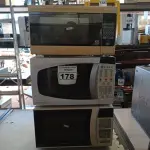 LOTE 178 - 3 MICRO-ONDAS COM PRATOS MARCAS E MODELOS DIVERSOS COM AVARIAS. (NO ESTADO) ATENÇÃO! FAZER A VISITAÇÃO ANTES DE ARREMATAR, NÃO SABEMOS SE FUNCIONA. LEILÃO NÃO TEM GARANTIA E NEM DEVOLUÇÃO, SUJEITO A POSSÍVEIS AVARIAS VISÍVEIS/OCULTAS E/OU AUSÊNCIA DE COMPONENTES.