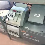 LOTE 135 - 01 RETO PROJETOR, 03 BALANÇAS E ELETRÔNICOS DIVERSOS. (NO ESTADO) ATENÇÃO! FAZER A VISITAÇÃO ANTES DE ARREMATAR, NÃO SABEMOS SE FUNCIONA. LEILÃO NÃO TEM GARANTIA E NEM DEVOLUÇÃO, SUJEITO A POSSÍVEIS AVARIAS VISÍVEIS/OCULTAS E/OU AUSÊNCIA DE COMPONENTES.