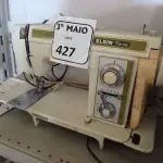 LOTE 427 - 01 MÁQUINA DE COSTURA SINGER. (NO ESTADO) ATENÇÃO! FAZER A VISITAÇÃO ANTES DE ARREMATAR, NÃO SABEMOS SE FUNCIONA. LEILÃO NÃO TEM GARANTIA E NEM DEVOLUÇÃO, SUJEITO A POSSÍVEIS AVARIAS VISÍVEIS/OCULTAS E/OU AUSÊNCIA DE COMPONENTES.