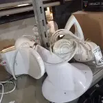 LOTE 409 - 01 LOTE COM DIVERSOS CHUVEIROS. (NO ESTADO) ATENÇÃO! FAZER A VISITAÇÃO ANTES DE ARREMATAR, NÃO SABEMOS SE FUNCIONA. LEILÃO NÃO TEM GARANTIA E NEM DEVOLUÇÃO, SUJEITO A POSSÍVEIS AVARIAS VISÍVEIS/OCULTAS E/OU AUSÊNCIA DE COMPONENTES.