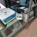 LOTE 135 - 01 RETO PROJETOR, 03 BALANÇAS E ELETRÔNICOS DIVERSOS. (NO ESTADO) ATENÇÃO! FAZER A VISITAÇÃO ANTES DE ARREMATAR, NÃO SABEMOS SE FUNCIONA. LEILÃO NÃO TEM GARANTIA E NEM DEVOLUÇÃO, SUJEITO A POSSÍVEIS AVARIAS VISÍVEIS/OCULTAS E/OU AUSÊNCIA DE COMPONENTES.