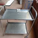 LOTE 376 - 01 CARRINHO EM INOX COM 02 BANDEJAS E RODINHAS. (FALTANDO 1)(NO ESTADO) ATENÇÃO! FAZER A VISITAÇÃO ANTES DE ARREMATAR, NÃO SABEMOS SE FUNCIONA. LEILÃO NÃO TEM GARANTIA E NEM DEVOLUÇÃO, SUJEITO A POSSÍVEIS AVARIAS VISÍVEIS/OCULTAS E/OU AUSÊNCIA DE COMPONENTES.