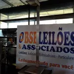 LOTE 407 - 01 LUMINÁRIA DE CHÃO EM ALUMÍNIO. (NO ESTADO) ATENÇÃO! FAZER A VISITAÇÃO ANTES DE ARREMATAR, NÃO SABEMOS SE FUNCIONA. LEILÃO NÃO TEM GARANTIA E NEM DEVOLUÇÃO, SUJEITO A POSSÍVEIS AVARIAS VISÍVEIS/OCULTAS E/OU AUSÊNCIA DE COMPONENTES.