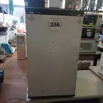 LOTE 256 - 01 FRIGOBAR MARCA CÔNSUL 220V. (NO ESTADO) ATENÇÃO! FAZER A VISITAÇÃO ANTES DE ARREMATAR, NÃO SABEMOS SE FUNCIONA. LEILÃO NÃO TEM GARANTIA E NEM DEVOLUÇÃO, SUJEITO A POSSÍVEIS AVARIAS VISÍVEIS/OCULTAS E/OU AUSÊNCIA DE COMPONENTES.