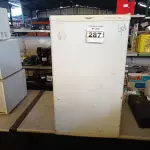 LOTE 287 - 01 FRIGOBAR COMPACTO 120 MARCA CONSUL. (NO ESTADO) ATENÇÃO! FAZER A VISITAÇÃO ANTES DE ARREMATAR, NÃO SABEMOS SE FUNCIONA. LEILÃO NÃO TEM GARANTIA E NEM DEVOLUÇÃO, SUJEITO A POSSÍVEIS AVARIAS VISÍVEIS/OCULTAS E/OU AUSÊNCIA DE COMPONENTES.