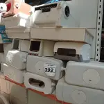 LOTE 392 - 01 LOTE COM DISPENSES, CAIXA DE DESCARGA, E SUCATA DE ARMÁRIOS DE ESPELHO PARA BANHEIRO. (NO ESTADO) ATENÇÃO! FAZER A VISITAÇÃO ANTES DE ARREMATAR, NÃO SABEMOS SE FUNCIONA. LEILÃO NÃO TEM GARANTIA E NEM DEVOLUÇÃO, SUJEITO A POSSÍVEIS AVARIAS VISÍVEIS/OCULTAS E/OU AUSÊNCIA DE COMPONENTES.