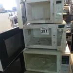 LOTE 291 - 03 MICRO-ONDAS PARA RETIRADA DE PEÇAS. (NO ESTADO) ATENÇÃO! FAZER A VISITAÇÃO ANTES DE ARREMATAR, NÃO SABEMOS SE FUNCIONA. LEILÃO NÃO TEM GARANTIA E NEM DEVOLUÇÃO, SUJEITO A POSSÍVEIS AVARIAS VISÍVEIS/OCULTAS E/OU AUSÊNCIA DE COMPONENTES.