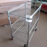 LOTE 300 - 01 CARRINHO PARA COPA COM 03 BANDEJAS E RODINHAS. (NO ESTADO) ATENÇÃO! FAZER A VISITAÇÃO ANTES DE ARREMATAR, NÃO SABEMOS SE FUNCIONA. LEILÃO NÃO TEM GARANTIA E NEM DEVOLUÇÃO, SUJEITO A POSSÍVEIS AVARIAS VISÍVEIS/OCULTAS E/OU AUSÊNCIA DE COMPONENTES.