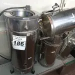 LOTE 186 - 05 CAFETEIRAS EM INOX PARA RETIRADA DE PEÇAS. (NO ESTADO) ATENÇÃO! FAZER A VISITAÇÃO ANTES DE ARREMATAR, NÃO SABEMOS SE FUNCIONA. LEILÃO NÃO TEM GARANTIA E NEM DEVOLUÇÃO, SUJEITO A POSSÍVEIS AVARIAS VISÍVEIS/OCULTAS E/OU AUSÊNCIA DE COMPONENTES.