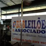 LOTE 407 - 01 LUMINÁRIA DE CHÃO EM ALUMÍNIO. (NO ESTADO) ATENÇÃO! FAZER A VISITAÇÃO ANTES DE ARREMATAR, NÃO SABEMOS SE FUNCIONA. LEILÃO NÃO TEM GARANTIA E NEM DEVOLUÇÃO, SUJEITO A POSSÍVEIS AVARIAS VISÍVEIS/OCULTAS E/OU AUSÊNCIA DE COMPONENTES.