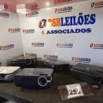 LOTE 255 - 05 PROJETORES MULTIMIDIA MARCAS E MODELOS DIVERSOS. (NO ESTADO) ATENÇÃO! FAZER A VISITAÇÃO ANTES DE ARREMATAR, NÃO SABEMOS SE FUNCIONA. LEILÃO NÃO TEM GARANTIA E NEM DEVOLUÇÃO, SUJEITO A POSSÍVEIS AVARIAS VISÍVEIS/OCULTAS E/OU AUSÊNCIA DE COMPONENTES.