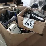 LOTE 247 - 01 CAIXA COM DIVERSOS ITENS: FONTES PARA NOTEBOOK, DISJUNTORES, APARELHOS TELEFÔNICOS...  (NO ESTADO) ATENÇÃO! FAZER A VISITAÇÃO ANTES DE ARREMATAR, NÃO SABEMOS SE FUNCIONA. LEILÃO NÃO TEM GARANTIA E NEM DEVOLUÇÃO, SUJEITO A POSSÍVEIS AVARIAS VISÍVEIS/OCULTAS E/OU AUSÊNCIA DE COMPONENTES.