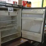 LOTE 226 - 01 FRIGOBAR MARCA PROSDÓCIMO COM AVARIAS. (NO ESTADO) ATENÇÃO! FAZER A VISITAÇÃO ANTES DE ARREMATAR, NÃO SABEMOS SE FUNCIONA. LEILÃO NÃO TEM GARANTIA E NEM DEVOLUÇÃO, SUJEITO A POSSÍVEIS AVARIAS VISÍVEIS/OCULTAS E/OU AUSÊNCIA DE COMPONENTES.