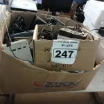 LOTE 247 - 01 CAIXA COM DIVERSOS ITENS: FONTES PARA NOTEBOOK, DISJUNTORES, APARELHOS TELEFÔNICOS...  (NO ESTADO) ATENÇÃO! FAZER A VISITAÇÃO ANTES DE ARREMATAR, NÃO SABEMOS SE FUNCIONA. LEILÃO NÃO TEM GARANTIA E NEM DEVOLUÇÃO, SUJEITO A POSSÍVEIS AVARIAS VISÍVEIS/OCULTAS E/OU AUSÊNCIA DE COMPONENTES.