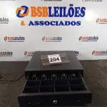 LOTE 204 - 01 CAIXA REGISTRADORA PARA DINHEIRO MANUAL. (NO ESTADO) ATENÇÃO! FAZER A VISITAÇÃO ANTES DE ARREMATAR, NÃO SABEMOS SE FUNCIONA. LEILÃO NÃO TEM GARANTIA E NEM DEVOLUÇÃO, SUJEITO A POSSÍVEIS AVARIAS VISÍVEIS/OCULTAS E/OU AUSÊNCIA DE COMPONENTES.