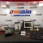 LOTE 326 - 01 LOTE COM 02 MOLINETES INCOMPLETOS, 01 FONTE CHAVEADA, 01 GPSMAP 60CX, 06 FITAS CASSETE, 02 SUCATAS DE MINE CPU, 01 MESA PARA NOTEBOOK, 01 PORTA RETRATO DIGITAL E 01 LUPA. (NO ESTADO) ATENÇÃO! FAZER A VISITAÇÃO ANTES DE ARREMATAR, NÃO SABEMOS SE FUNCIONA. LEILÃO NÃO TEM GARANTIA E NEM DEVOLUÇÃO, SUJEITO A POSSÍVEIS AVARIAS VISÍVEIS/OCULTAS E/OU AUSÊNCIA DE COMPONENTES.