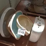 LOTE 395 - 03 LAVATÓRIOS E 01 CAIXA ACOPLADA. (NO ESTADO) ATENÇÃO! FAZER A VISITAÇÃO ANTES DE ARREMATAR, NÃO SABEMOS SE FUNCIONA. LEILÃO NÃO TEM GARANTIA E NEM DEVOLUÇÃO, SUJEITO A POSSÍVEIS AVARIAS VISÍVEIS/OCULTAS E/OU AUSÊNCIA DE COMPONENTES.