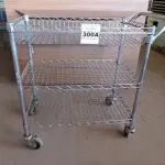 LOTE 300 - 01 CARRINHO PARA COPA COM 03 BANDEJAS E RODINHAS. (NO ESTADO) ATENÇÃO! FAZER A VISITAÇÃO ANTES DE ARREMATAR, NÃO SABEMOS SE FUNCIONA. LEILÃO NÃO TEM GARANTIA E NEM DEVOLUÇÃO, SUJEITO A POSSÍVEIS AVARIAS VISÍVEIS/OCULTAS E/OU AUSÊNCIA DE COMPONENTES.