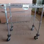 LOTE 370 - 01 CARRINHO PARA COPA COM 03 BANDEJAS E RODINHAS. (NO ESTADO) ATENÇÃO! FAZER A VISITAÇÃO ANTES DE ARREMATAR, NÃO SABEMOS SE FUNCIONA. LEILÃO NÃO TEM GARANTIA E NEM DEVOLUÇÃO, SUJEITO A POSSÍVEIS AVARIAS VISÍVEIS/OCULTAS E/OU AUSÊNCIA DE COMPONENTES.