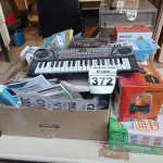 LOTE 372 - 01 LOTE COM BRINQUEDOS DIVERSOS, 04 ESPREMEDORES ELÉTRICOS DE 110V. (NO ESTADO) ATENÇÃO! FAZER A VISITAÇÃO ANTES DE ARREMATAR, NÃO SABEMOS SE FUNCIONA. LEILÃO NÃO TEM GARANTIA E NEM DEVOLUÇÃO, SUJEITO A POSSÍVEIS AVARIAS VISÍVEIS/OCULTAS E/OU AUSÊNCIA DE COMPONENTES.