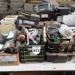LOTE 413 - 01 LOTE COM REFLETORES E MATERIAIS DIVERSOS. (NO ESTADO) ATENÇÃO! FAZER A VISITAÇÃO ANTES DE ARREMATAR, NÃO SABEMOS SE FUNCIONA. LEILÃO NÃO TEM GARANTIA E NEM DEVOLUÇÃO, SUJEITO A POSSÍVEIS AVARIAS VISÍVEIS/OCULTAS E/OU AUSÊNCIA DE COMPONENTES.