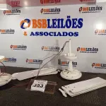 LOTE 353 - 02 VENTILADORES DE TETO COM AVARIAS. (NO ESTADO) ATENÇÃO! FAZER A VISITAÇÃO ANTES DE ARREMATAR, NÃO SABEMOS SE FUNCIONA. LEILÃO NÃO TEM GARANTIA E NEM DEVOLUÇÃO, SUJEITO A POSSÍVEIS AVARIAS VISÍVEIS/OCULTAS E/OU AUSÊNCIA DE COMPONENTES.