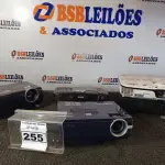 LOTE 255 - 05 PROJETORES MULTIMIDIA MARCAS E MODELOS DIVERSOS. (NO ESTADO) ATENÇÃO! FAZER A VISITAÇÃO ANTES DE ARREMATAR, NÃO SABEMOS SE FUNCIONA. LEILÃO NÃO TEM GARANTIA E NEM DEVOLUÇÃO, SUJEITO A POSSÍVEIS AVARIAS VISÍVEIS/OCULTAS E/OU AUSÊNCIA DE COMPONENTES.