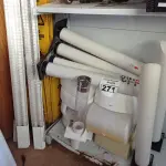 LOTE 271 - 08 PLACAS DE ATENÇÃO PARA PISO MOLHADO, 06 DISPENSES, 03 LUMINÁRIAS E VÁRIOS SUPORTES PARA COPOS DESCARTÁVEIS. (NO ESTADO) ATENÇÃO! FAZER A VISITAÇÃO ANTES DE ARREMATAR, NÃO SABEMOS SE FUNCIONA. LEILÃO NÃO TEM GARANTIA E NEM DEVOLUÇÃO, SUJEITO A POSSÍVEIS AVARIAS VISÍVEIS/OCULTAS E/OU AUSÊNCIA DE COMPONENTES.