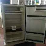 LOTE 256 - 01 FRIGOBAR MARCA CÔNSUL 220V. (NO ESTADO) ATENÇÃO! FAZER A VISITAÇÃO ANTES DE ARREMATAR, NÃO SABEMOS SE FUNCIONA. LEILÃO NÃO TEM GARANTIA E NEM DEVOLUÇÃO, SUJEITO A POSSÍVEIS AVARIAS VISÍVEIS/OCULTAS E/OU AUSÊNCIA DE COMPONENTES.