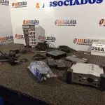 LOTE 290 - 01 TV BOX MXQ, 01 MINI TECLADO, 01 MÁQUINA DE CORTAR CABELO WAHL, 01 CAPTADOR DE VIOLÃO, 01 DIRECTBOX  BERINGER E 02 CABOS. (NO ESTADO) ATENÇÃO! FAZER A VISITAÇÃO ANTES DE ARREMATAR, NÃO SABEMOS SE FUNCIONA. LEILÃO NÃO TEM GARANTIA E NEM DEVOLUÇÃO, SUJEITO A POSSÍVEIS AVARIAS VISÍVEIS/OCULTAS E/OU AUSÊNCIA DE COMPONENTES.