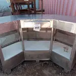 LOTE 452 - 01 BALCÃO CAIXA EM INOX. (NO ESTADO) ATENÇÃO! FAZER A VISITAÇÃO ANTES DE ARREMATAR, NÃO SABEMOS SE FUNCIONA. LEILÃO NÃO TEM GARANTIA E NEM DEVOLUÇÃO, SUJEITO A POSSÍVEIS AVARIAS VISÍVEIS/OCULTAS E/OU AUSÊNCIA DE COMPONENTES.