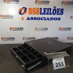 LOTE 253 - 01 CAIXA REGISTRADORA PARA DINHEIRO MANUAL. (NO ESTADO) ATENÇÃO! FAZER A VISITAÇÃO ANTES DE ARREMATAR, NÃO SABEMOS SE FUNCIONA. LEILÃO NÃO TEM GARANTIA E NEM DEVOLUÇÃO, SUJEITO A POSSÍVEIS AVARIAS VISÍVEIS/OCULTAS E/OU AUSÊNCIA DE COMPONENTES.