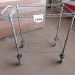 LOTE 310 - 01 CARRINHO PARA COPA COM 03 BANDEJAS E RODINHAS. (NO ESTADO) ATENÇÃO! FAZER A VISITAÇÃO ANTES DE ARREMATAR, NÃO SABEMOS SE FUNCIONA. LEILÃO NÃO TEM GARANTIA E NEM DEVOLUÇÃO, SUJEITO A POSSÍVEIS AVARIAS VISÍVEIS/OCULTAS E/OU AUSÊNCIA DE COMPONENTES.