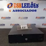 LOTE 227 - 01 CAIXA REGISTRADORA PARA DINHEIRO MANUAL. (NO ESTADO) ATENÇÃO! FAZER A VISITAÇÃO ANTES DE ARREMATAR, NÃO SABEMOS SE FUNCIONA. LEILÃO NÃO TEM GARANTIA E NEM DEVOLUÇÃO, SUJEITO A POSSÍVEIS AVARIAS VISÍVEIS/OCULTAS E/OU AUSÊNCIA DE COMPONENTES.