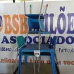 LOTE 228 - 01 MESA INFANTIL COM 04 CADEIRAS. (NO ESTADO) ATENÇÃO! FAZER A VISITAÇÃO ANTES DE ARREMATAR, NÃO SABEMOS SE FUNCIONA. LEILÃO NÃO TEM GARANTIA E NEM DEVOLUÇÃO, SUJEITO A POSSÍVEIS AVARIAS VISÍVEIS/OCULTAS E/OU AUSÊNCIA DE COMPONENTES.