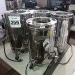 LOTE 299 - 04 CAFETEIRAS EM INOX. (NO ESTADO) ATENÇÃO! FAZER A VISITAÇÃO ANTES DE ARREMATAR, NÃO SABEMOS SE FUNCIONA. LEILÃO NÃO TEM GARANTIA E NEM DEVOLUÇÃO, SUJEITO A POSSÍVEIS AVARIAS VISÍVEIS/OCULTAS E/OU AUSÊNCIA DE COMPONENTES.