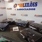 LOTE 244 - 05 PROJETORES MULTIMIDIA MARCAS E MODELOS DIVERSOS. (NO ESTADO) ATENÇÃO! FAZER A VISITAÇÃO ANTES DE ARREMATAR, NÃO SABEMOS SE FUNCIONA. LEILÃO NÃO TEM GARANTIA E NEM DEVOLUÇÃO, SUJEITO A POSSÍVEIS AVARIAS VISÍVEIS/OCULTAS E/OU AUSÊNCIA DE COMPONENTES.