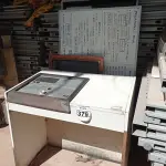 LOTE 379 - 01 QUADRO DE LOUSA, 01 VIDRO ,02 QUADROS DE RECADOS E 01 MESA. (NO ESTADO) ATENÇÃO! FAZER A VISITAÇÃO ANTES DE ARREMATAR, NÃO SABEMOS SE FUNCIONA. LEILÃO NÃO TEM GARANTIA E NEM DEVOLUÇÃO, SUJEITO A POSSÍVEIS AVARIAS VISÍVEIS/OCULTAS E/OU AUSÊNCIA DE COMPONENTES.