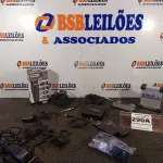 LOTE 290 - 01 TV BOX MXQ, 01 MINI TECLADO, 01 MÁQUINA DE CORTAR CABELO WAHL, 01 CAPTADOR DE VIOLÃO, 01 DIRECTBOX  BERINGER E 02 CABOS. (NO ESTADO) ATENÇÃO! FAZER A VISITAÇÃO ANTES DE ARREMATAR, NÃO SABEMOS SE FUNCIONA. LEILÃO NÃO TEM GARANTIA E NEM DEVOLUÇÃO, SUJEITO A POSSÍVEIS AVARIAS VISÍVEIS/OCULTAS E/OU AUSÊNCIA DE COMPONENTES.