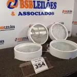 LOTE 354 - 04 LUMINÁRIAS. (NO ESTADO) ATENÇÃO! FAZER A VISITAÇÃO ANTES DE ARREMATAR, NÃO SABEMOS SE FUNCIONA. LEILÃO NÃO TEM GARANTIA E NEM DEVOLUÇÃO, SUJEITO A POSSÍVEIS AVARIAS VISÍVEIS/OCULTAS E/OU AUSÊNCIA DE COMPONENTES.